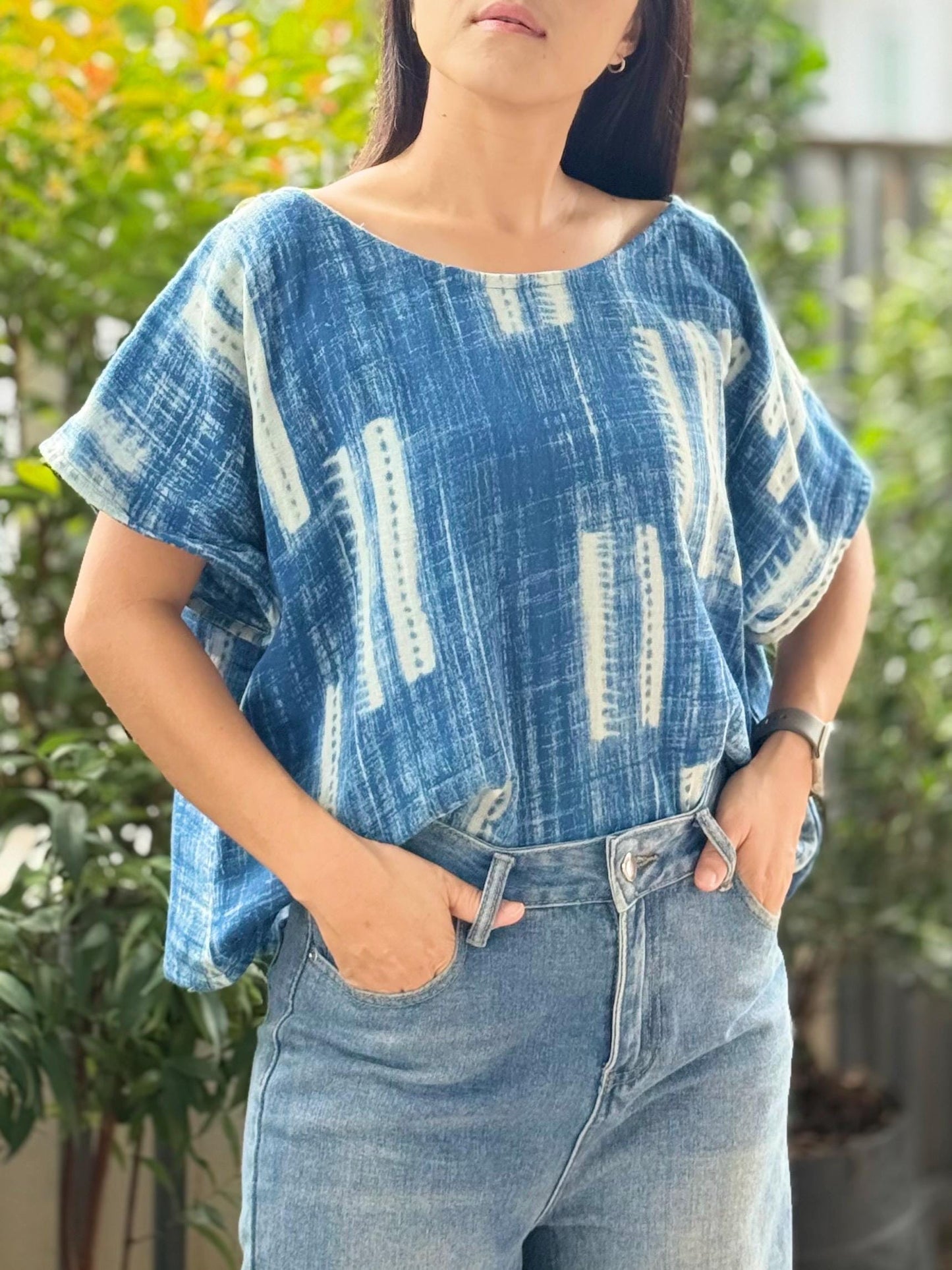 Loose-fitting short-sleeve blouse with a boat neckline, made from printed double gauze cotton