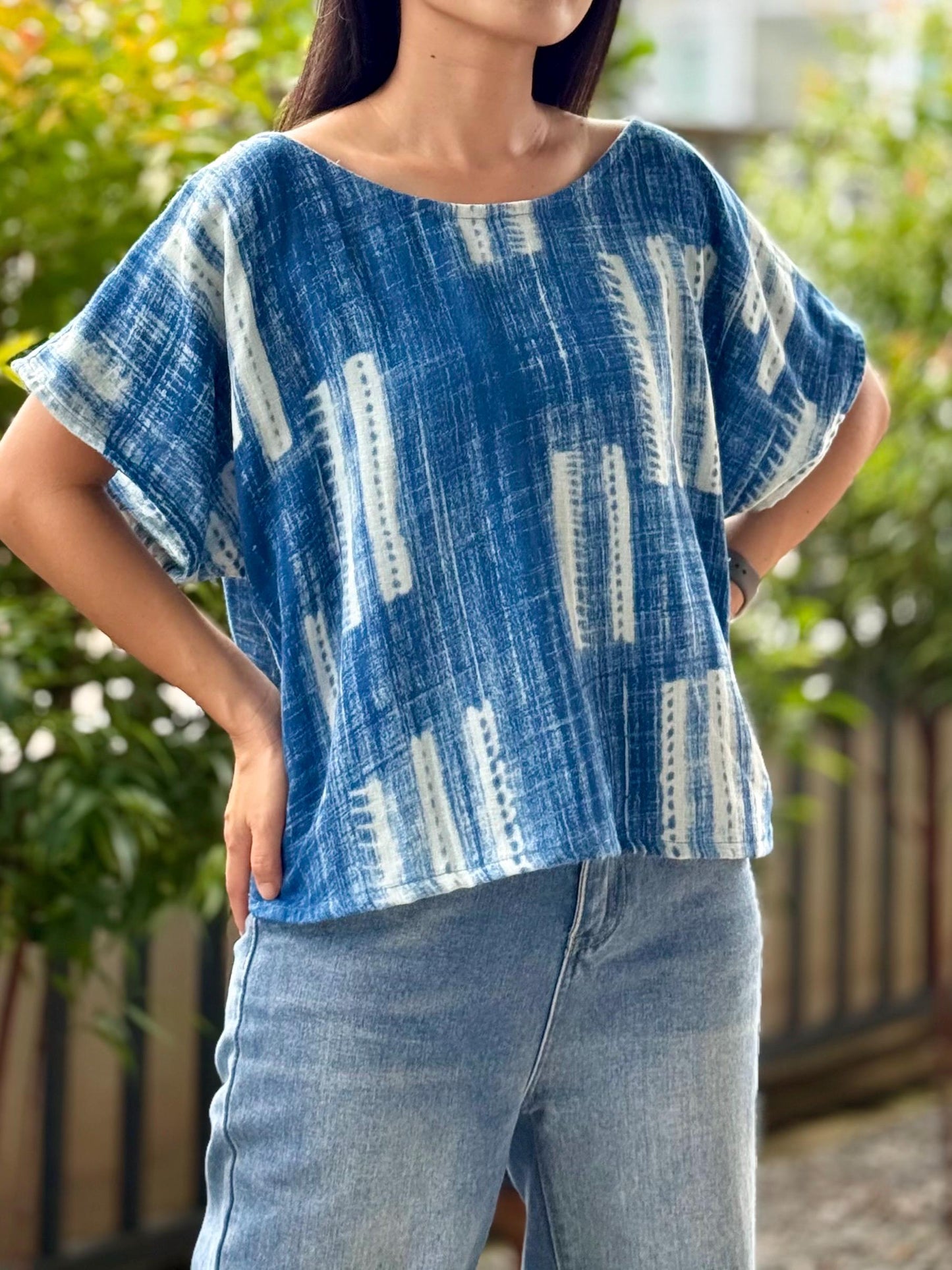 Loose-fitting short-sleeve blouse with a boat neckline, made from printed double gauze cotton