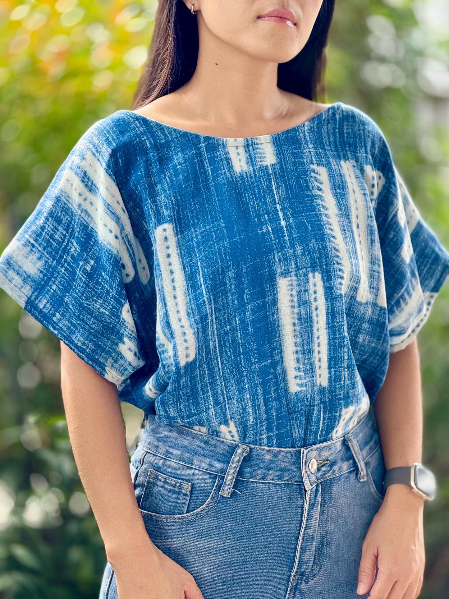 Loose-fitting short-sleeve blouse with a boat neckline, made from printed double gauze cotton