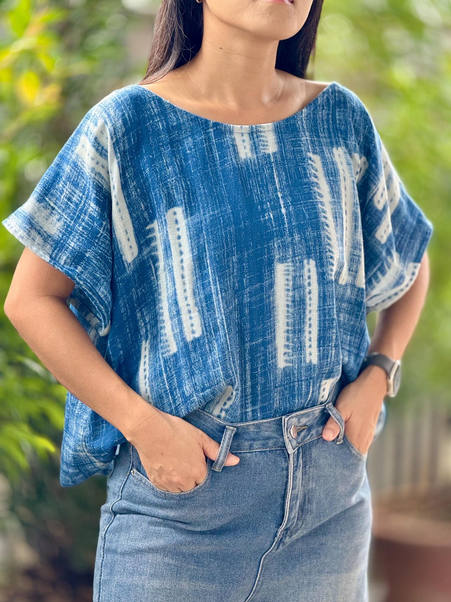 Loose-fitting short-sleeve blouse with a boat neckline, made from printed double gauze cotton
