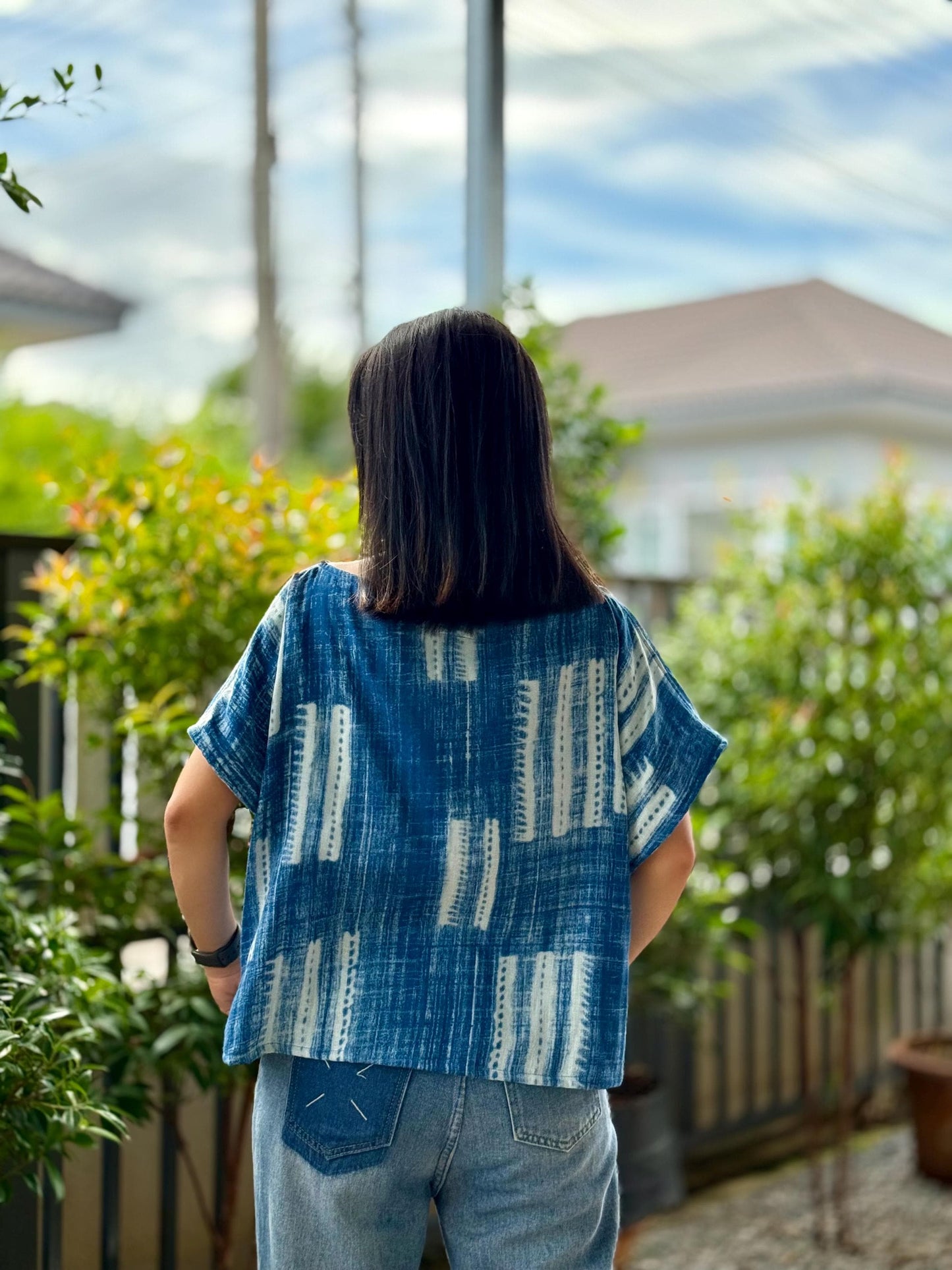 Loose-fitting short-sleeve blouse with a boat neckline, made from printed double gauze cotton