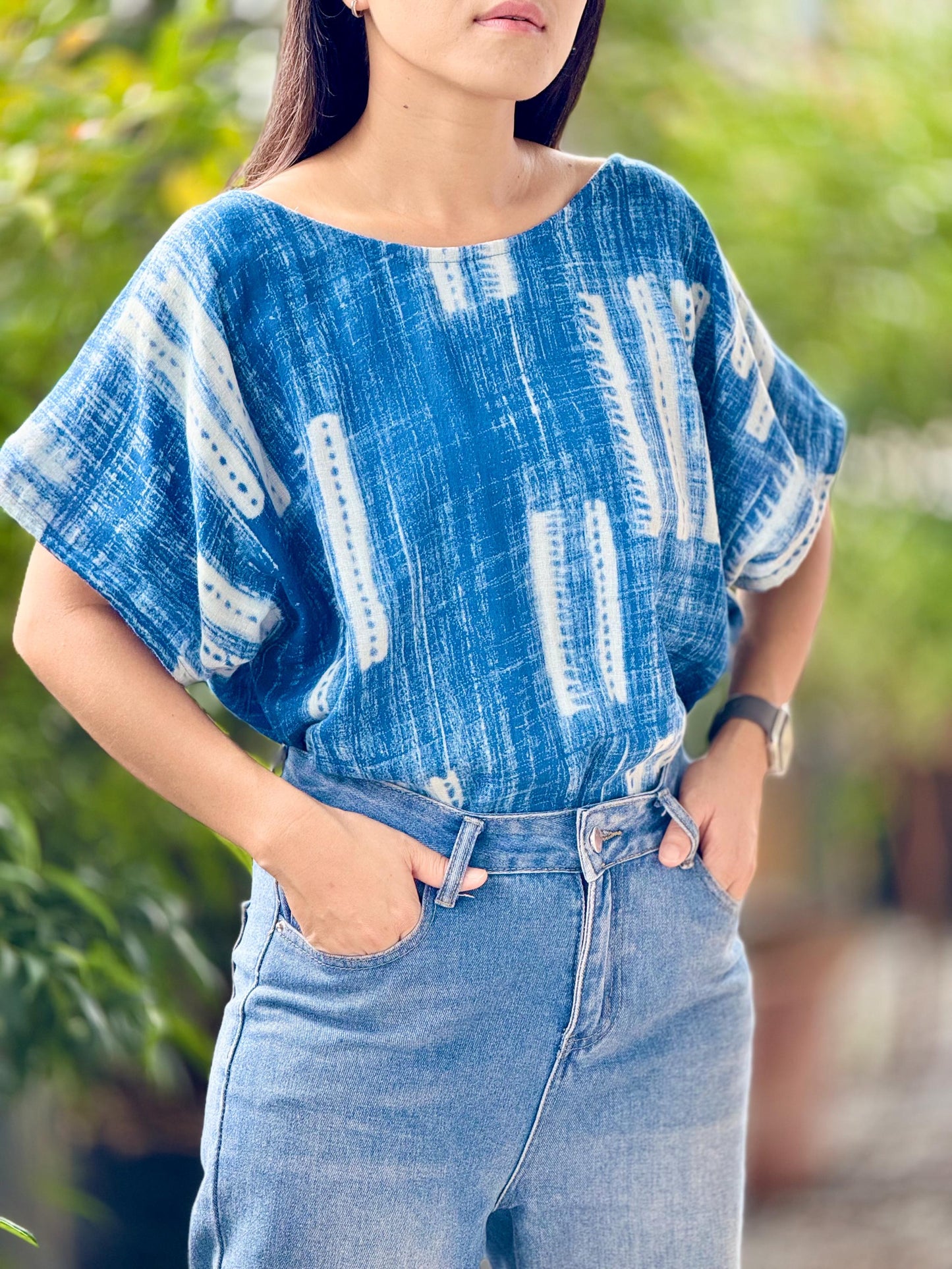 Loose-fitting short-sleeve blouse with a boat neckline, made from printed double gauze cotton