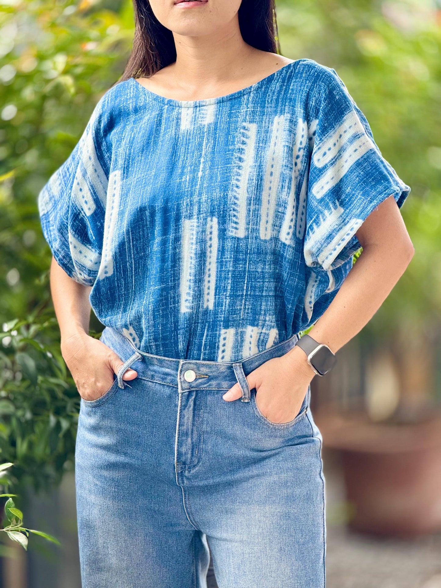 Loose-fitting short-sleeve blouse with a boat neckline, made from printed double gauze cotton