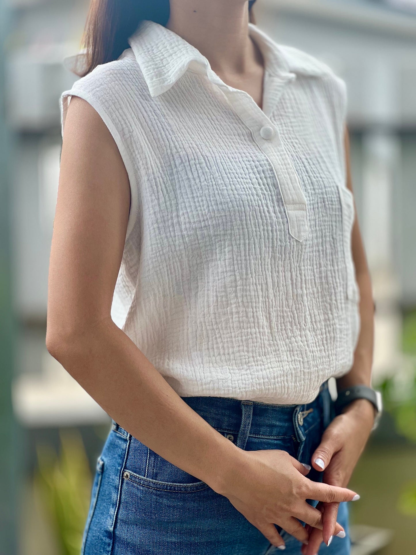 Double Gauze Collared Loose-Fitting Sleeveless Blouse