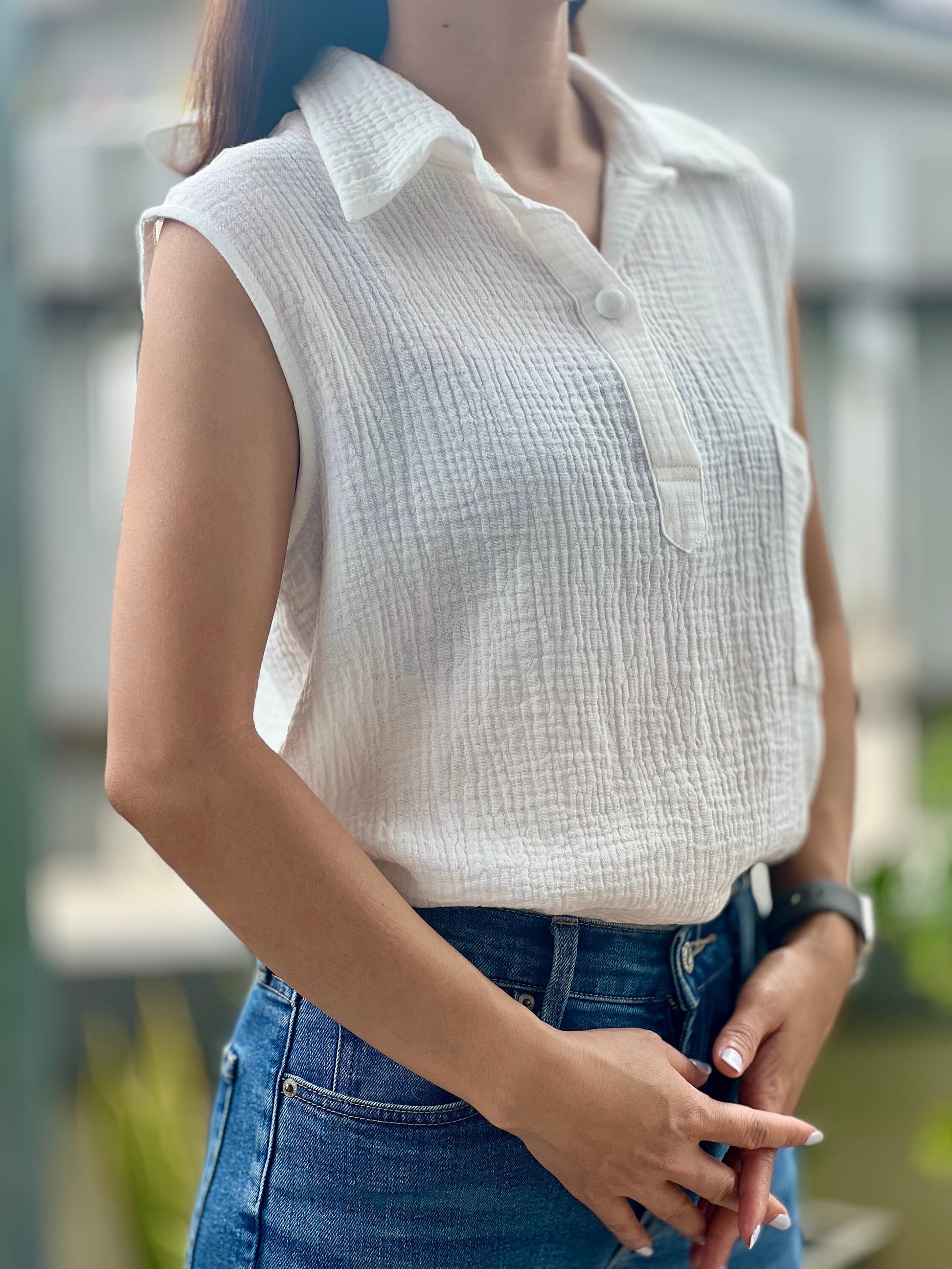 Double Gauze Collared Loose-Fitting Sleeveless Blouse