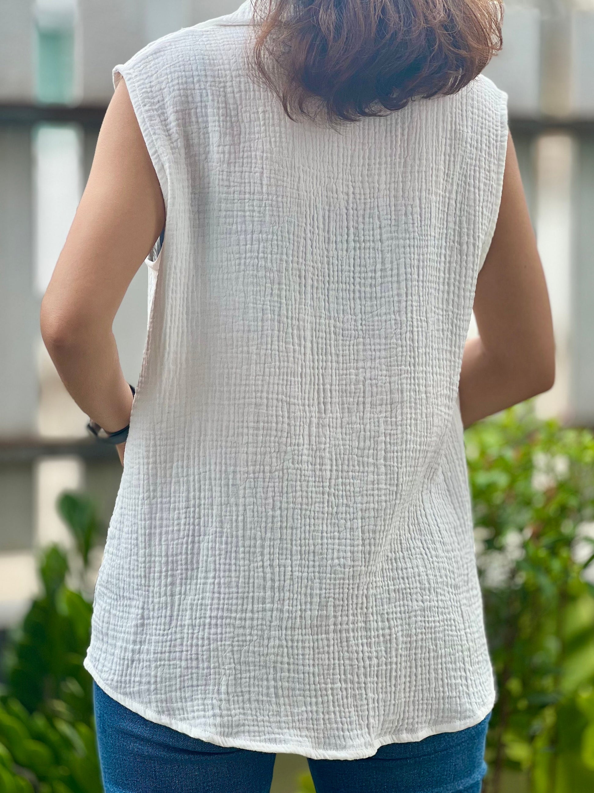 Double Gauze Collared Loose-Fitting Sleeveless Blouse