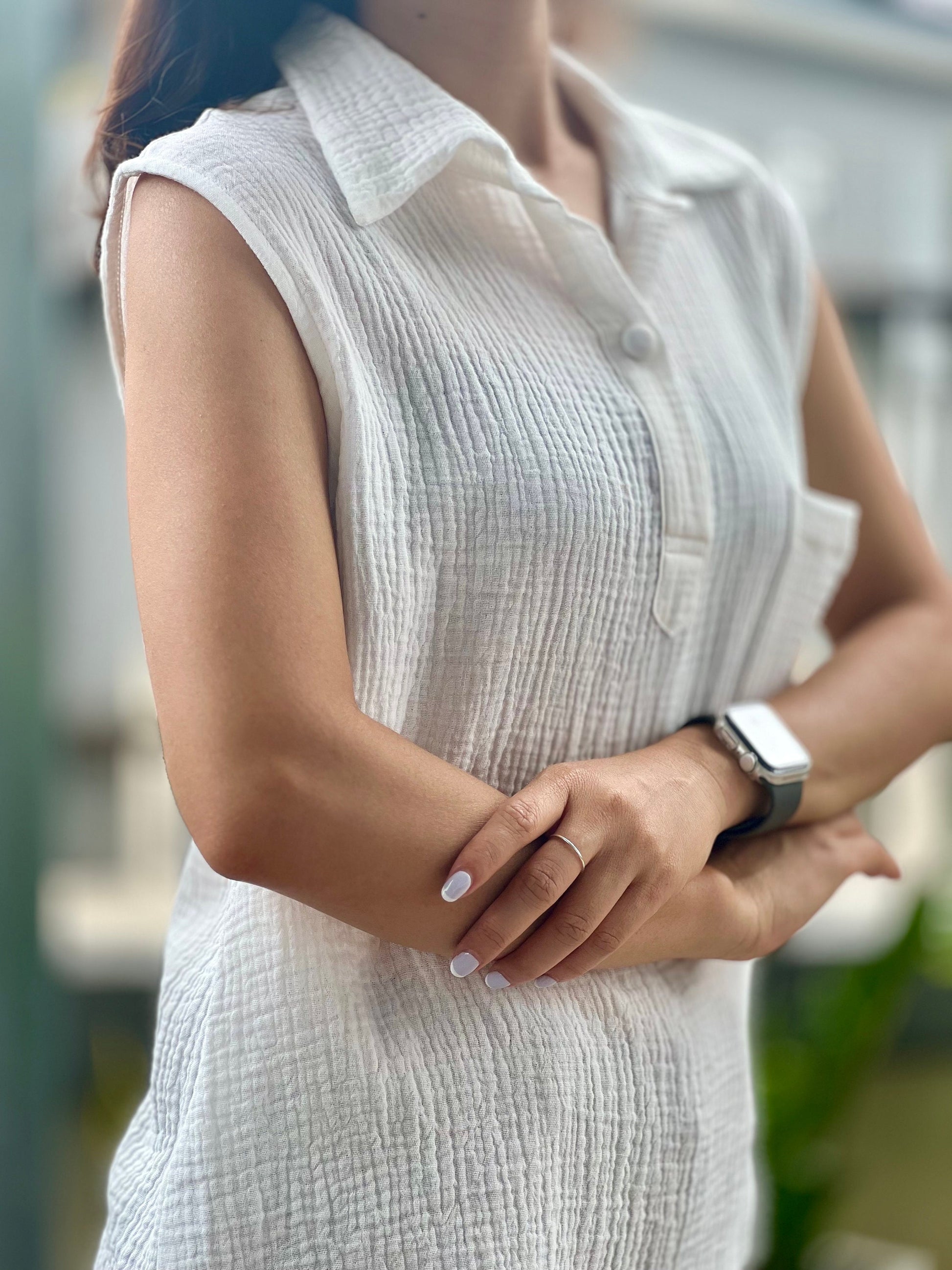 Double Gauze Collared Loose-Fitting Sleeveless Blouse