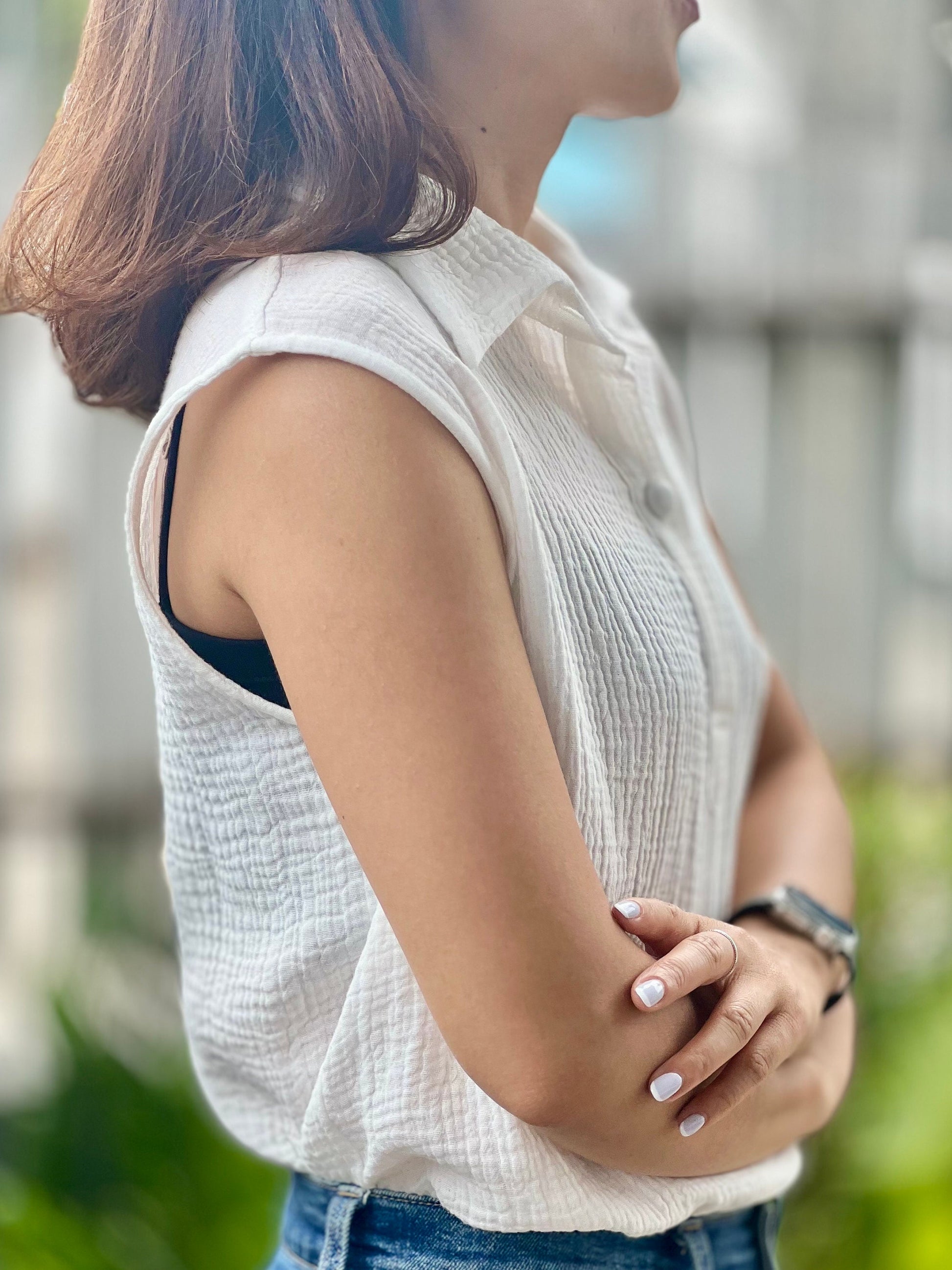 Double Gauze Collared Loose-Fitting Sleeveless Blouse