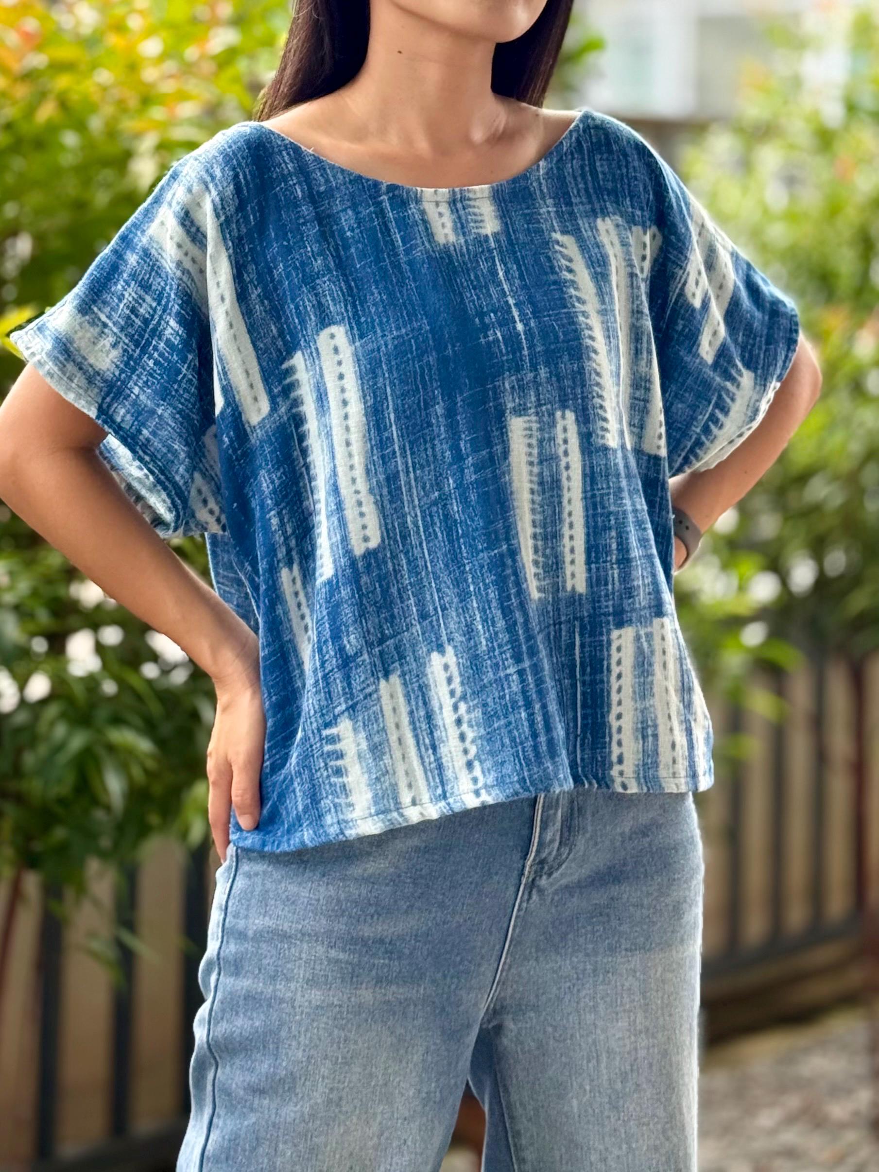 Loose-fitting short-sleeve blouse with a boat neckline, made from printed double gauze cotton