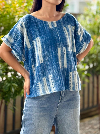 Loose-fitting short-sleeve blouse with a boat neckline, made from printed double gauze cotton