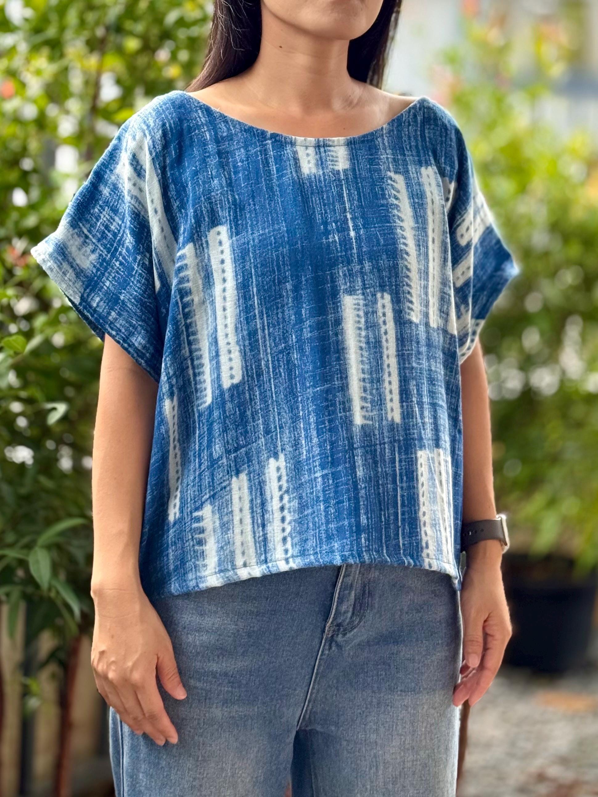 Loose-fitting short-sleeve blouse with a boat neckline, made from printed double gauze cotton