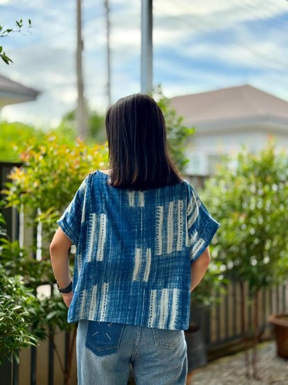 Loose-fitting short-sleeve blouse with a boat neckline, made from printed double gauze cotton