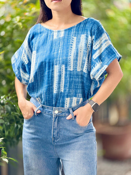 Loose-fitting short-sleeve blouse with a boat neckline, made from printed double gauze cotton