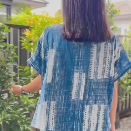 Loose-fitting short-sleeve blouse with a boat neckline, made from printed double gauze cotton