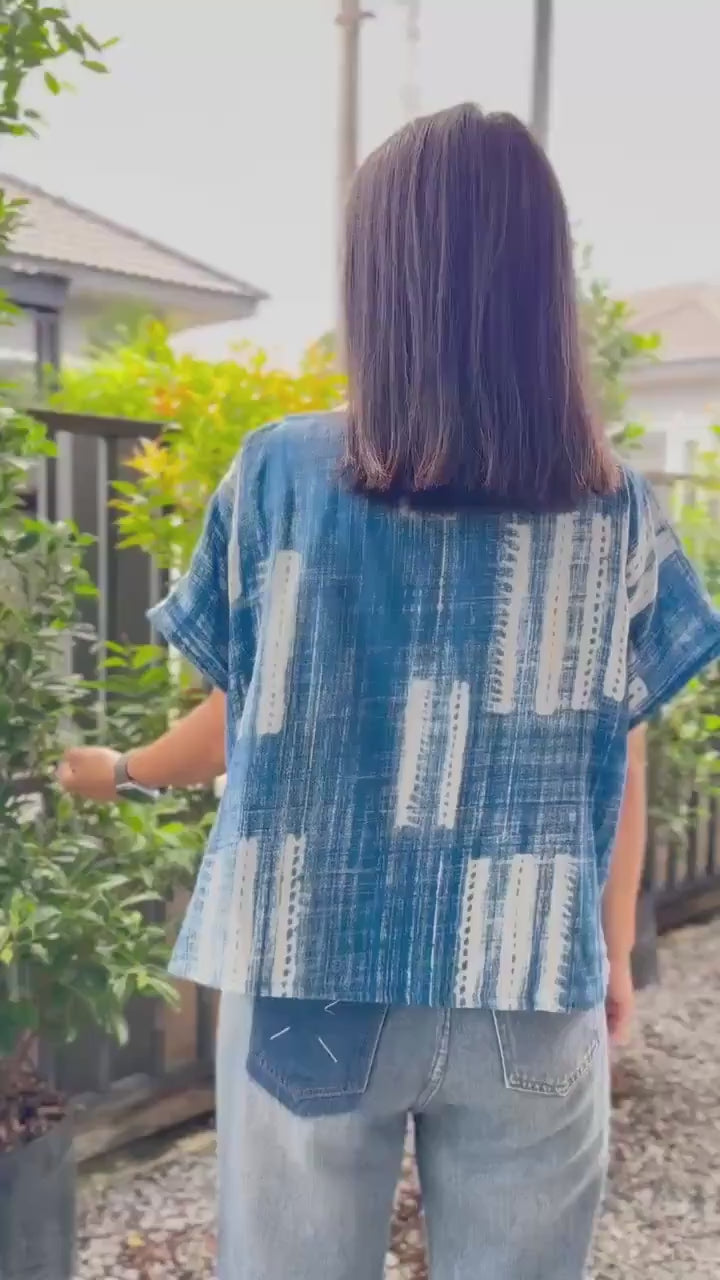 Loose-fitting short-sleeve blouse with a boat neckline, made from printed double gauze cotton